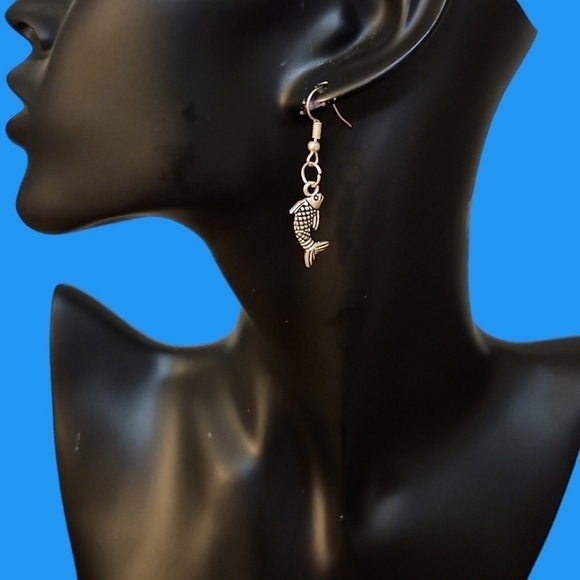 3/$30 Vintage Silvertone Fish Charm Dangle Hook Earrings - Picture 1 of 3